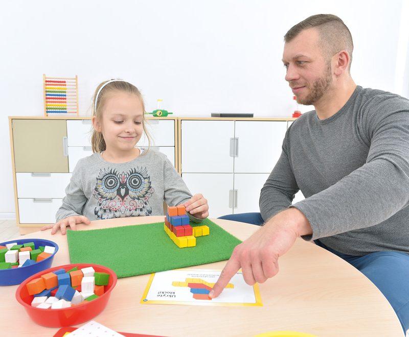 nauczyciel przeprowadza obserwacje ukierunkowana dziecku