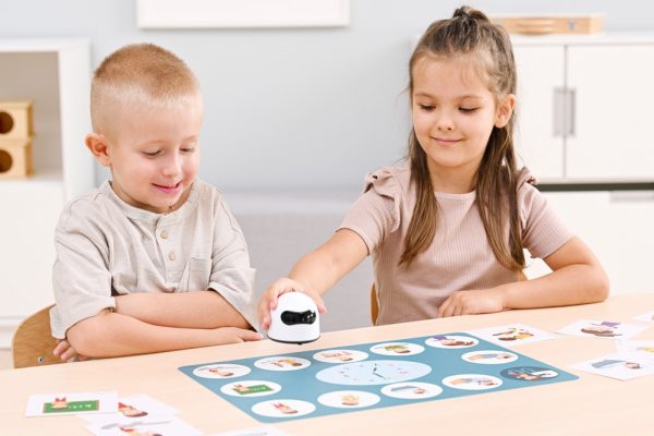 zabawa-z-logi-minibot-w-przedszkolu dzieci w przedszkolu bawią się robotem logi minibot
