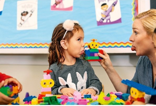 dziewczynka uczy się wyrażać emocje korzystając z pomocy dydaktycznej lego education duplo zbuduj emocje