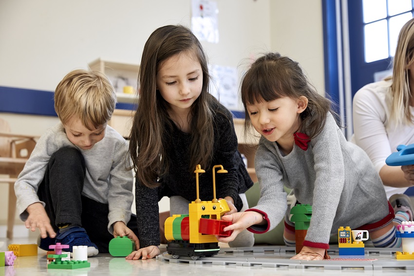 model steam interdyscyplinarność nauczania dzieci bawiące się lego education coding express