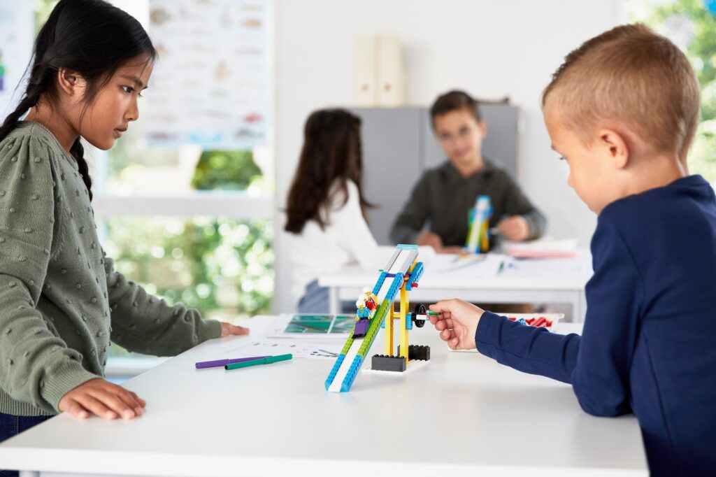 uczniowie eksperymentują z fizyką z LEGO® Education BricQ Motion Essential Set