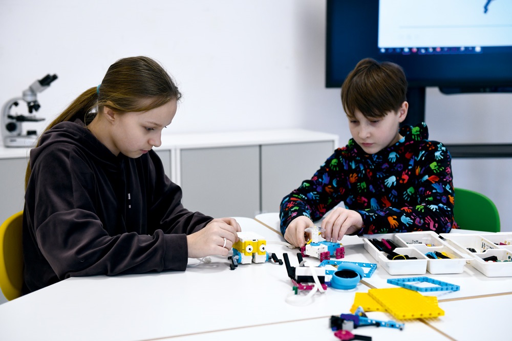 Dzieci konstruujące skoczka z użyciem pomocy dydaktycznej LEGO® Education SPIKE™ Prime