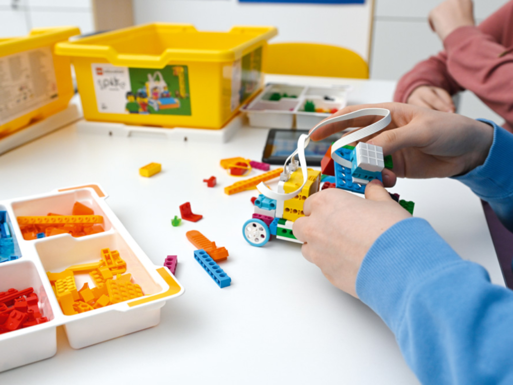 zestaw LEGO Education SPIKE Essential podczas lekcji używane w szkole przez dzieci