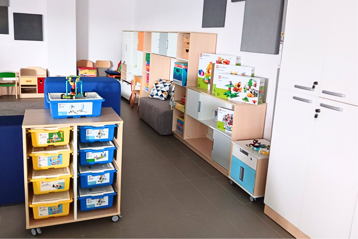 show room lego w firmie moje bambino, duże pomieszczenie z meblami, na których stoją zestawy lego w pudełkach