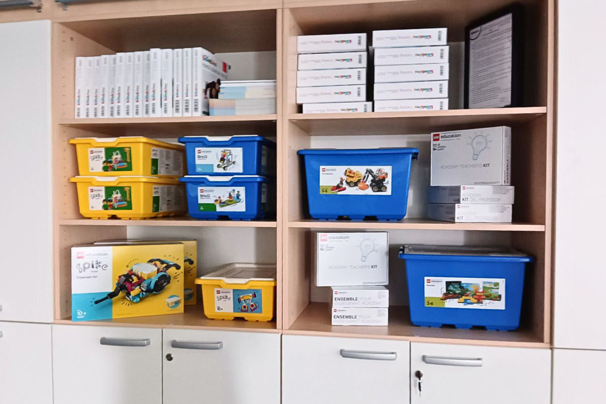 show room lego w firmie moje bambino, szafki z białymi drzwiami, na których stoją zestawy lego w pudełkach