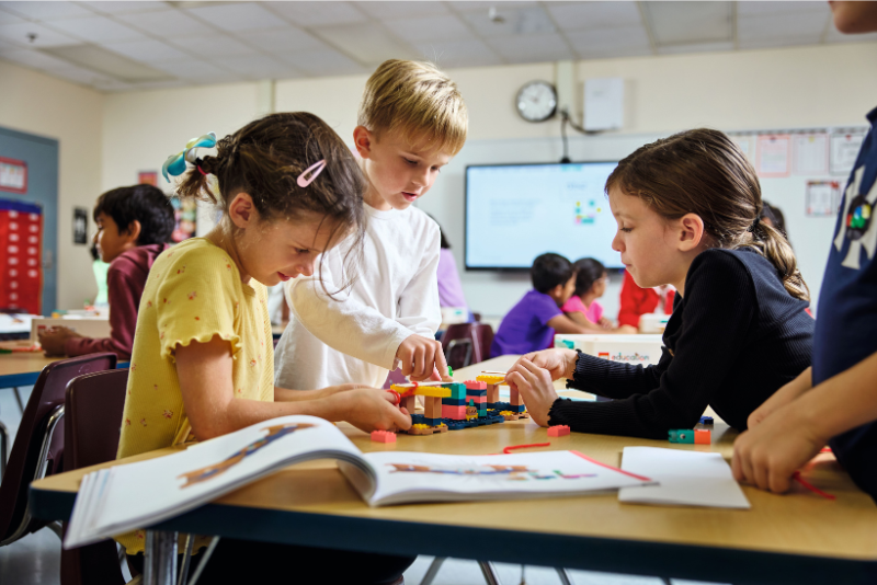 dzieci w klasie budują model z klocków z zestawu lego education nauki przyrodnicze i scisle od piątego roku zycia