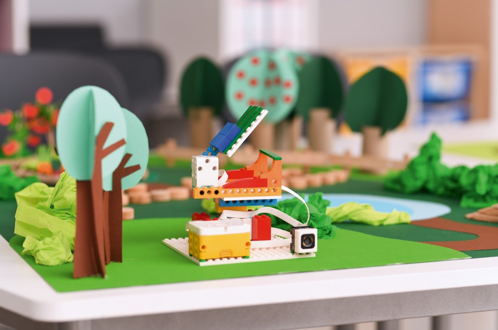 model zbudowany z zestawu klocków lego education spike essential