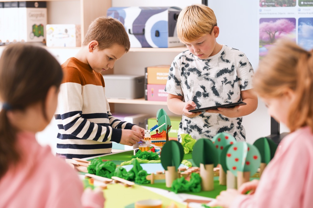 uczniowie pracują nad modelem zbudowanym z zestawu klocków LEGO Education SPIKE Essential