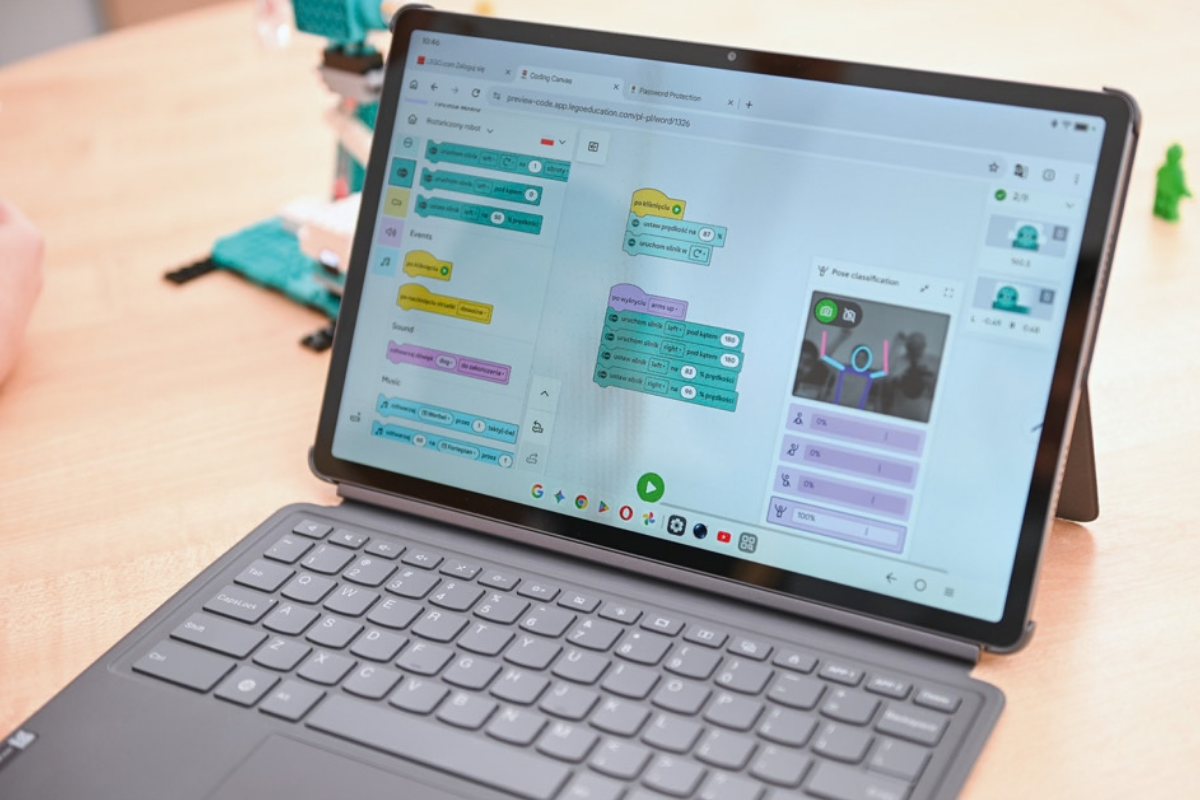 tablet z aplikacją Coding Canvas LEGO® do nauki programowania i sztucznej inteligencji